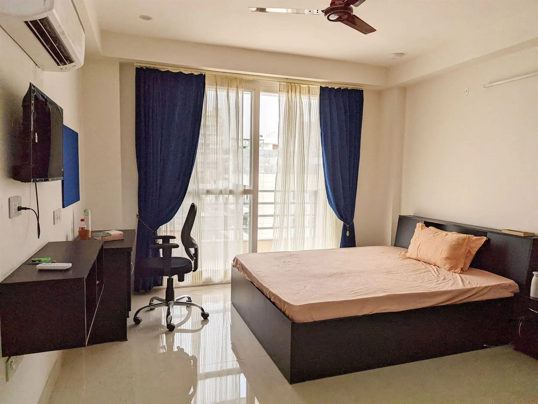 A private room at Commune Florence with a queen bed and work desk