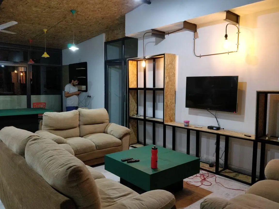 The lounge at Commune Millennium City with sofas and a TV