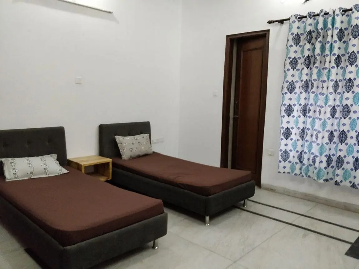 A twin sharing room at Commune Millennium City