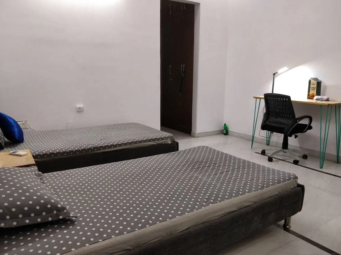 A sharing room with a work desk at Commune Millennium City