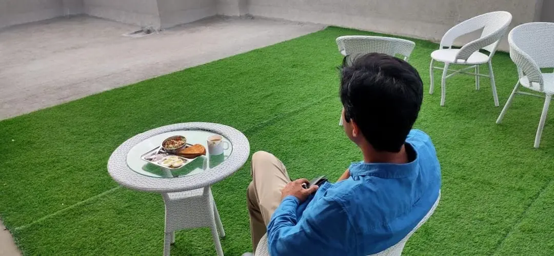 A Communr relaxing on the green terrace at Commune Quartex