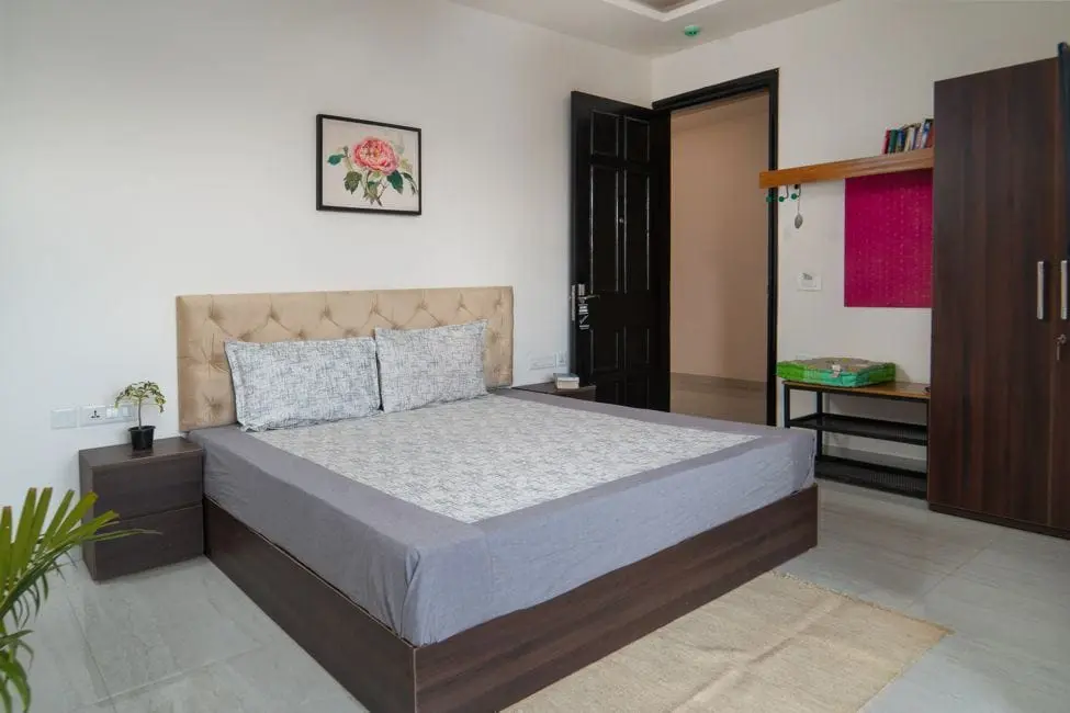 A private room at Commune Quartex with a queen bed