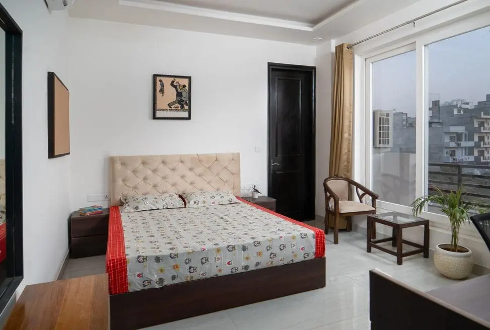 A Commune Quartex room with a queen bed and wardrobe