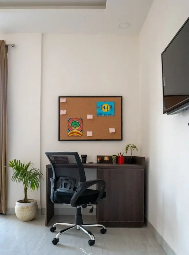 Work desk and pin board in a Commune Quartex room