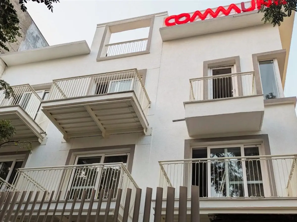 The same building as Commune Siris, with its sign up, November 2025